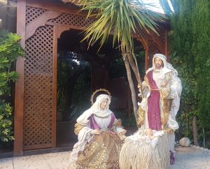 BELÉN TAMAÑO REAL 3 FIGURAS 1,80M FUCSIA