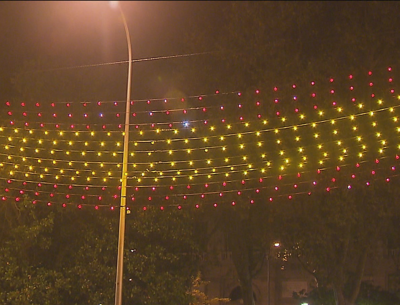 bandera española con guirnaldas