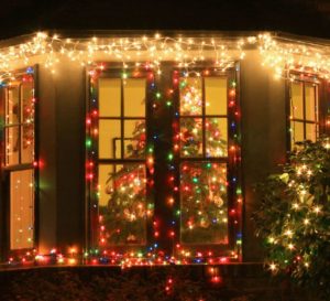 como iluminar con luces de navidad