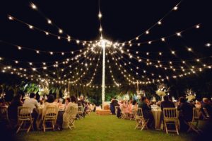 paraguas de luz con guirnaldas de bombillas