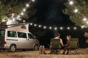 cómo decorar con iluminación led un camping